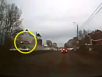 どんだけスピード出してたんだｗｗｗ交差点で事故った車がテイクオフｗｗｗ