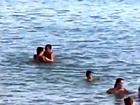 これ絶対入ってるだろｗｗｗビーチで激しく腰を振っている男女が撮影される。