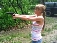 鉄砲を撃つ時は服装に気を付けないといけない理由。薬莢がおっ●いに・・・。