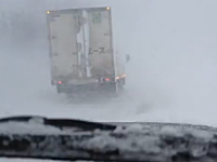 試される大地。北海道の吹雪がハンパない車載。数メートル先も見えない。
