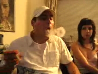 非常にクールな一発芸。タバコの煙リングをハンドパワーで輪投げのように。