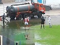 中止にしろｗｗｗ劣悪なコンディションの中で行われたサッカーの試合（プロ）