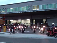 郵便局の元旦配達出発式の様子が凄い。太鼓と鐘の音に送り出されるバイクたち。