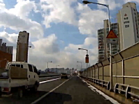 おぎゃあ！これを避けるにはナイト2000にでも乗ってなければ無理ドラレコ。