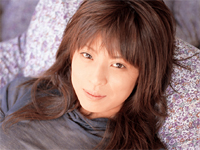 竹内のぞみ 紫のドレス姿でノーブラバストを柵に押しつたり、腰をくねらせたセクシーポーズ