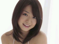 中村静香 ベッドルームで黄緑のビキニを身につけてセクシーポーズ