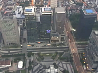 マジキチ。街の上空からウイングスーツで飛び降りビルの細い隙間を抜ける。