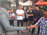 キレてしまった銅像の人ｗｗｗ大道芸人にちょっかいを出す兄ちゃんがｗｗｗ