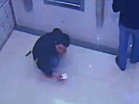 信じられない中国。友人がATMを操作している間に隣でウンコをする男性。