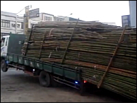 慣性力を利用した斬新な荷下ろしの方法。これはプロドライバーの技。台湾。