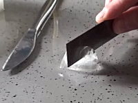 不思議な金属で切ってみた。極端に高い熱伝導率を持つ金属で氷をカット。