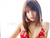 尾崎ナナ 檻の中で赤のカクテルドレスをまとってノーブラ巨乳バストを魅せつける