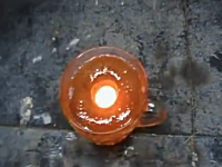 レッニケ実験。熱したニッケルボールを今度は蜂蜜に浸けてみた⇒飛び散る。