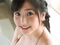 村上友梨 ベージュのビキニ水着姿でベッドに横たわってグラマーボディをアピール