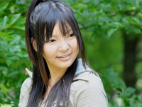 高山智恵美 白のビキニ水着姿でデッキチェアの上でよつんばいポーズ