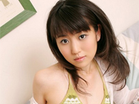 中村知世 プール、浮き輪にまたがって遊ぶ