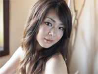 酒井瞳 濡れた黒のビキニを身につけてプールサイドでポーズ