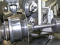 金属の板を型に押し付けて加工していく金属加工の工程が気持ちいい動画