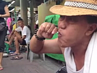 これはウソだろ！チュッパチャプスを口の中でレロレロして似顔絵を作る男性