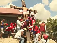 儀式の為に手のひらに釘を打たれて磔（はりつけ）にされる役の人が痛そう動画