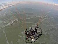 パラモーターで空中衝突。キャノピーに接触しラインが絡まり落下してしまう。