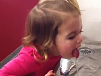 ほのぼの。足踏み式のウォータークーラーの水がなかなか飲めない女の子