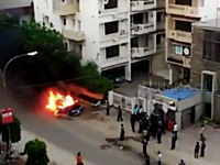 おい野次馬どうなった。路肩で炎上していた車が大爆発してしまう瞬間の映像