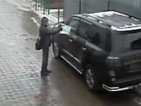 サイレンサーを装備したヒットマンが暗殺に失敗してしまう映像。映画みたい。