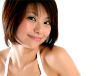 小口もな美 噴水の周りで青のTバックビキニを着てプリプリヒップを魅せながら戯れる