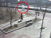 建物から重さ10kgもある外壁が剥がれ落ちて通行人の頭部に直撃。韓国。