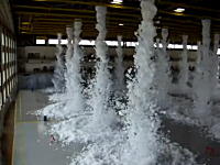 巨大倉庫で行われた消火システムの作動テストの映像が凄い。泡だらけｗ