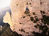 マジキチジャンパー。岩肌に空いた小さなな穴をウイングスーツで飛び抜ける