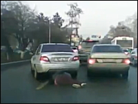 「車に引きずられて●●メートル逃走」ってこんな感じだったんだろうなという事故