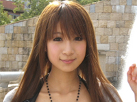 児玉菜々子 軒下で白のビキニ水着になってセクシーポーズ