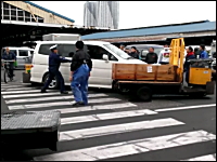 築地の刃渡り７２センチマグロ解体用包丁男がフルボッコにされる動画がうｐされる