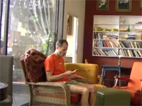 ドッキリ　カフェテリアでソファに座ったら・・・なんと人間椅子だった！