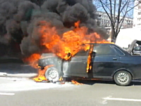 運よく轢かれなかったライダーとその事故現場が酷い事になっている映像。