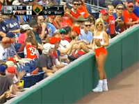 ボールガールが間違えてフェアボールを取っちゃった！でも許しちゃうｗｗｗ