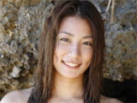 青木愛 瓶区のビキニを身につけて水中で華麗なポーズを魅せたグラビアショット