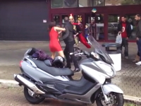 喧嘩でワンピースを剥ぎ取られた女性が下着のままビックスクーターに乗ろうとするｗ