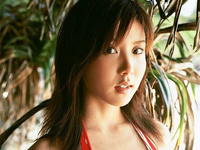 福永ちな ベッドの上で黒のランジェリーの豊満バストにボディローションを塗ってテカテカアピール