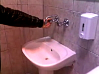 複雑な配管をされたジャグチ。ハンドルを捻ると何かが起こる・・・。不思議蛇口