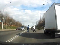 何が起きた崩壊。道路から見えてた大きな煙突が突然ポッキリ折れてしまう。