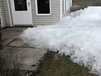 不思議な光景。湖からシャワシャワと氷が住宅に迫ってくる映像。ミラックス湖