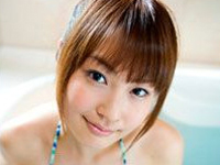 仁藤みさき 赤のランジェリーに身を包んでベッドに誘う、チュパチャップスを舐めたり