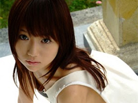 天野あい 大きなタンクトップを羽織ってノーブラな横乳バストを魅せる