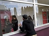 冗談の通じなかった男。ガラス越しにフリーキスを求めていたらハプニングが。