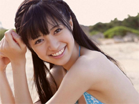 逢沢りな 水色のビキニ水着に身を包んで波打ち際にしゃがんでポーズ