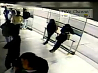 女性の携帯電話を強奪しようとした悪党がわずか数秒後に罰を受ける映像。