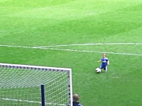 2歳児のドリブルからのシュートに大歓声を上げるサポーターたち。ほのぼの。